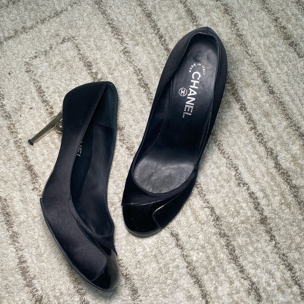 Chanel Black Satin & Patent Leather Heels w/ Sculptural Silver Heel size 40 - Picture 6 of 12